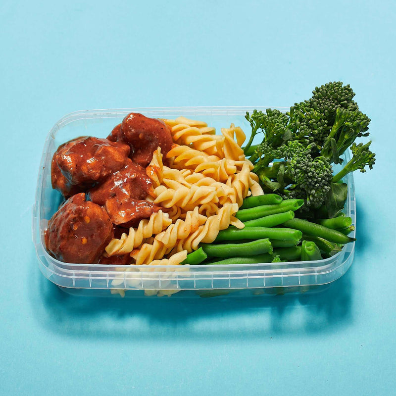 Fresh Peri Peri Chicken with Wholemeal Pasta & Green Veg served by Macro Based Diner Healthy Meal Prep for a spicy and nutritious meal